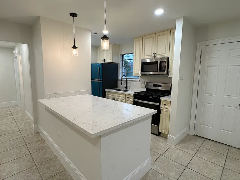 2723 Longwood Dr — Photo 1