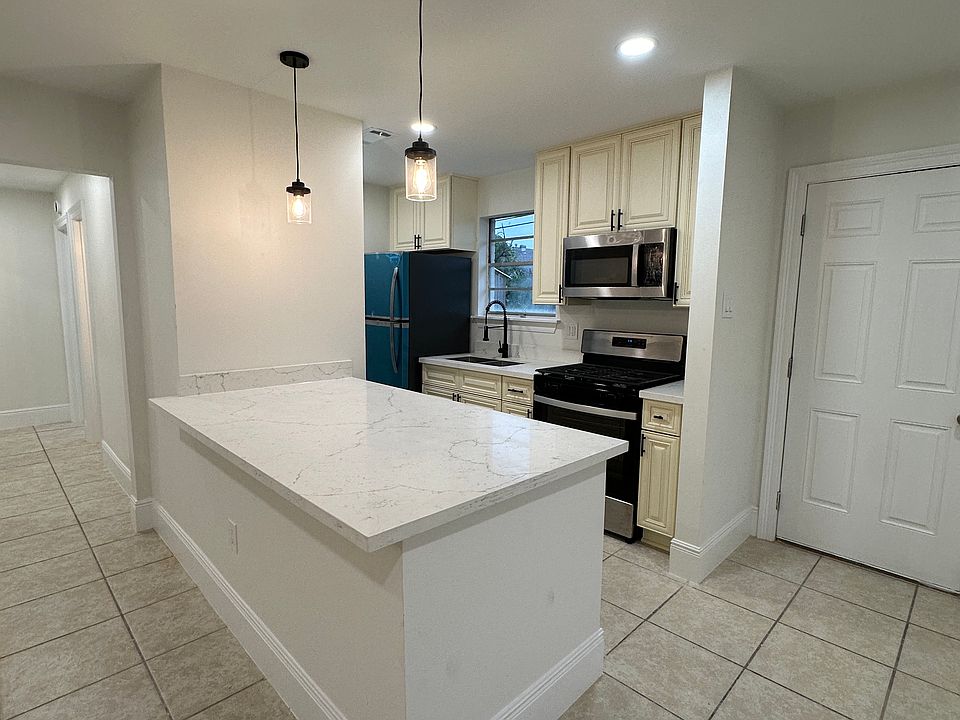 1st image of 2721 Longwood Dr