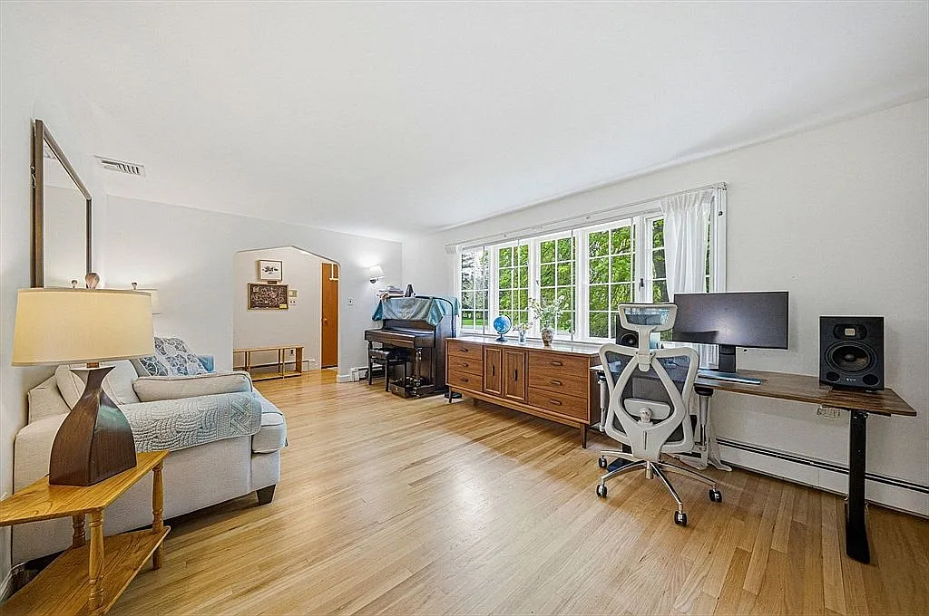 4 bed, 1900 sqft, $5,500 — Photo 4