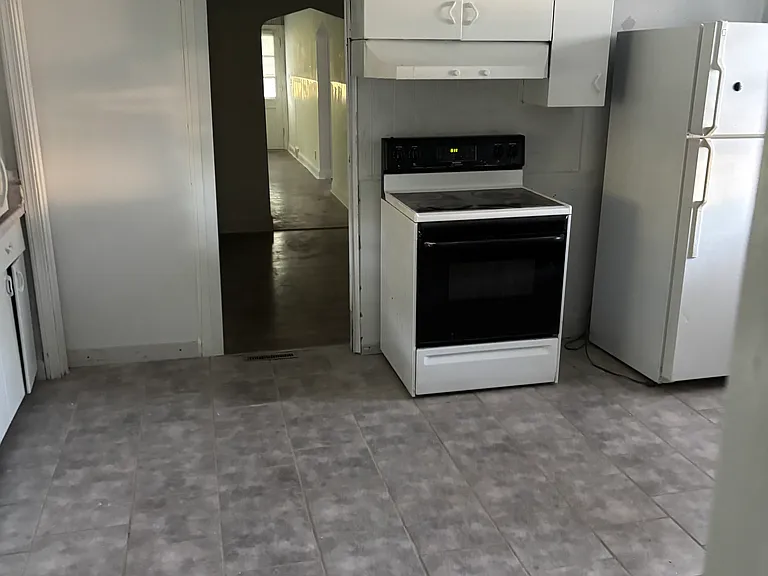 2111 E East Ln — Photo 14