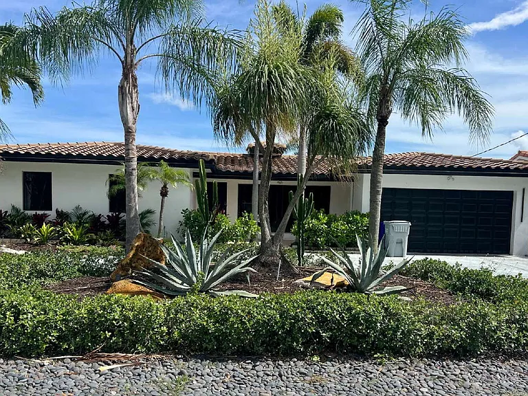 2264 SE 10th Ct — Photo 2