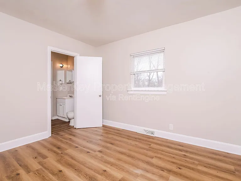 208 E Geer St #B — Photo 16