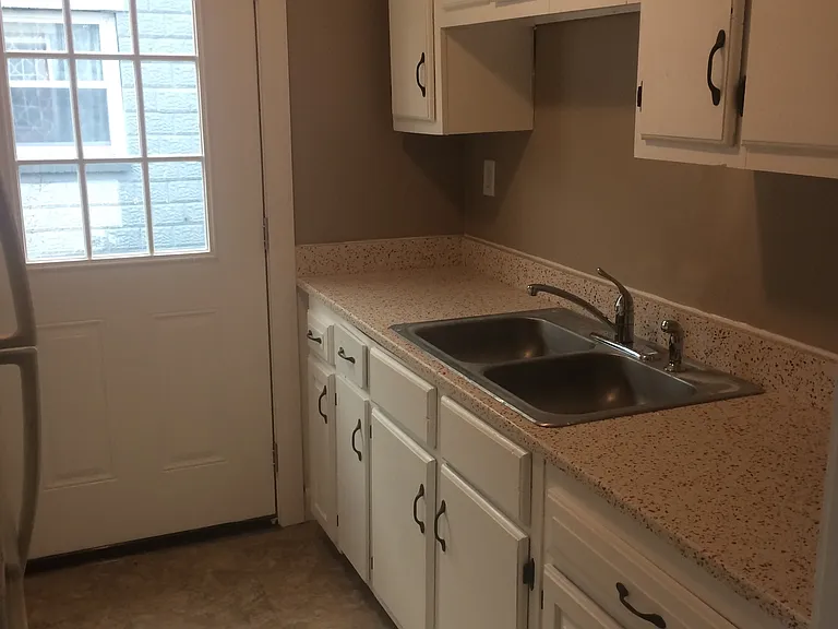 1233 S Coldbrook Ave — Photo 11