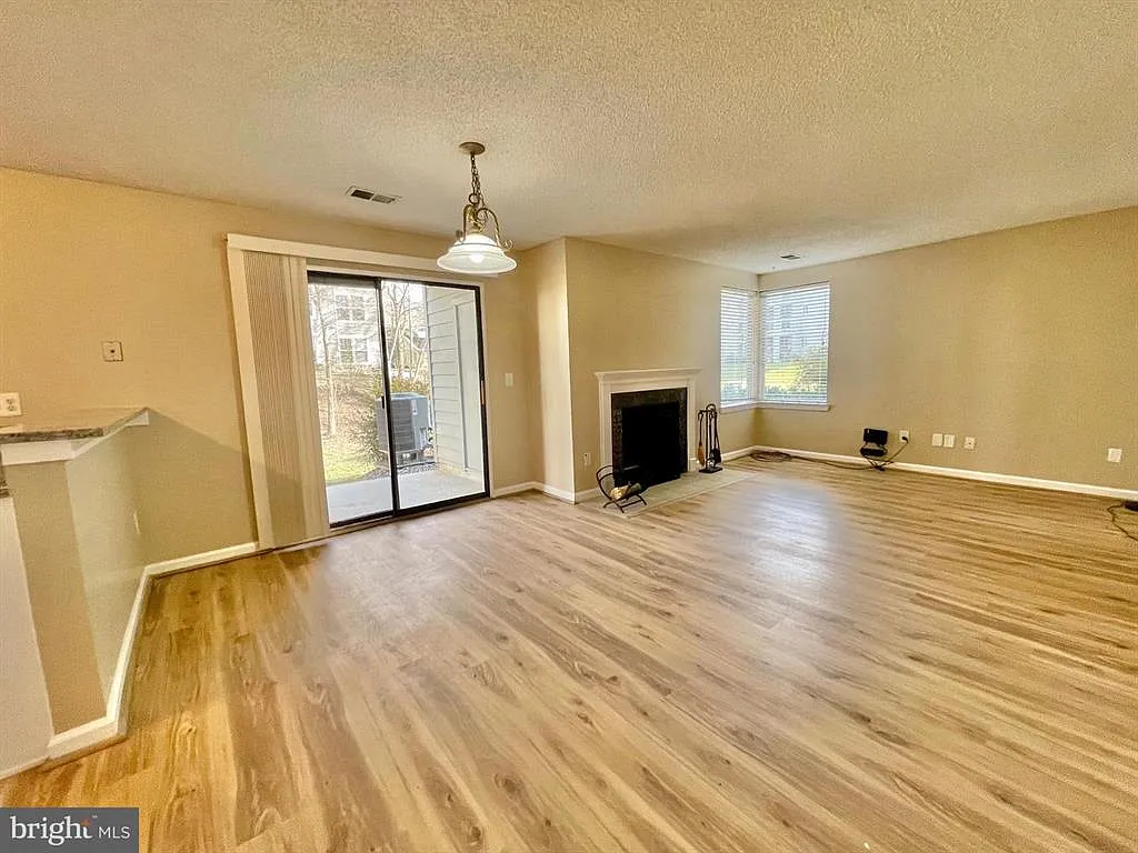 2 bed, 1042 sqft, $2,500 — Photo 2