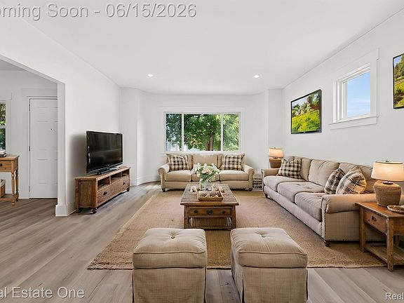 5th image of 255 Poplar St