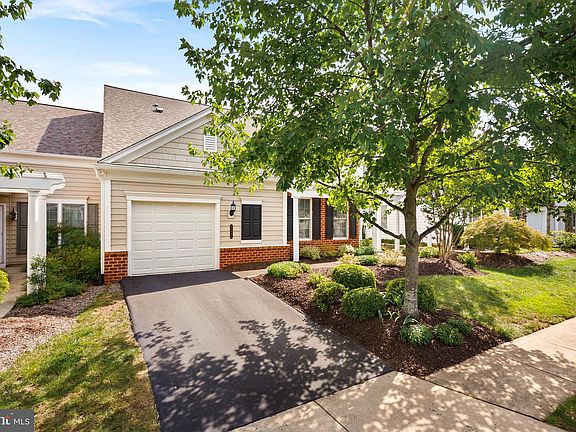 3rd image of 44444 Oakmont Manor Sq