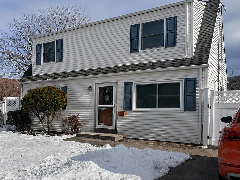 14 Paul Pl — Photo 2