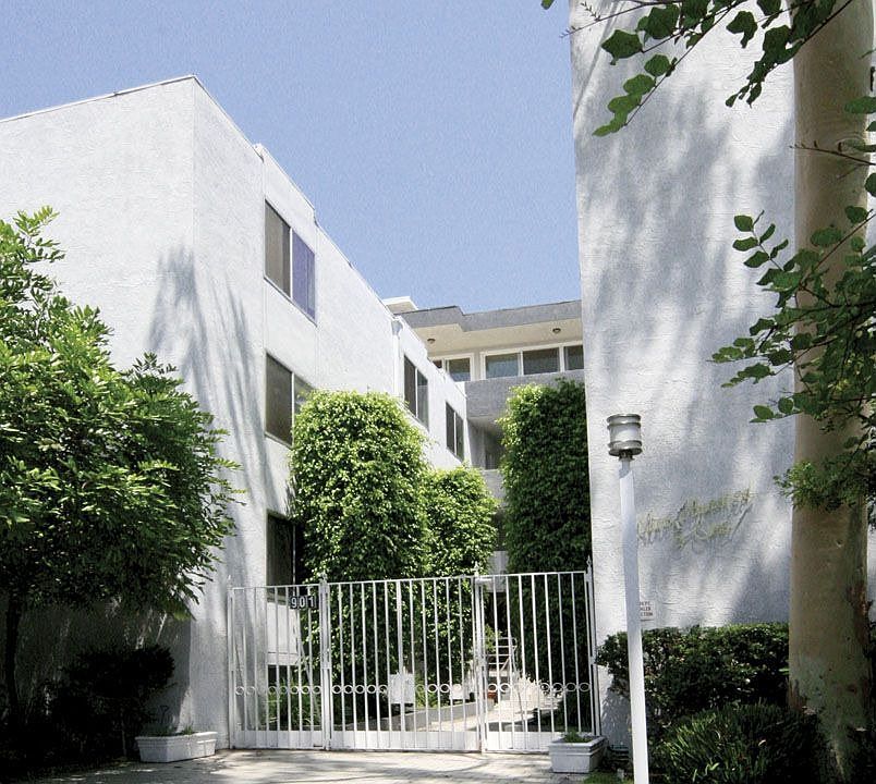 1st image of 901 10th St APT 206