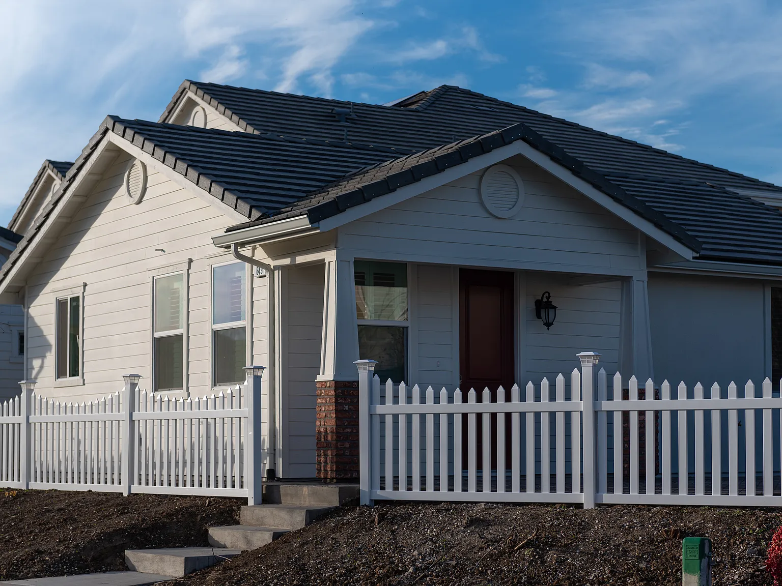 649 N Plumas Dr — Photo 1