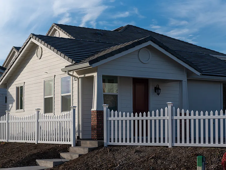 649 N Plumas Dr — Photo 1