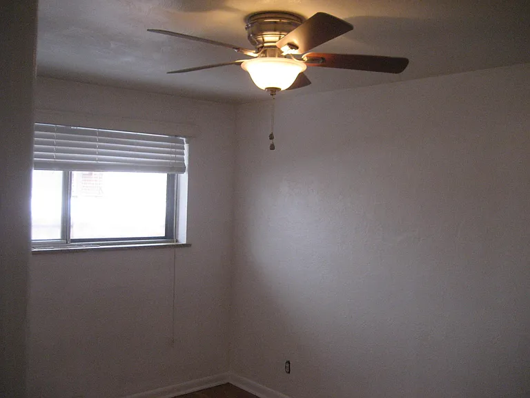 Main bedroom (larger)