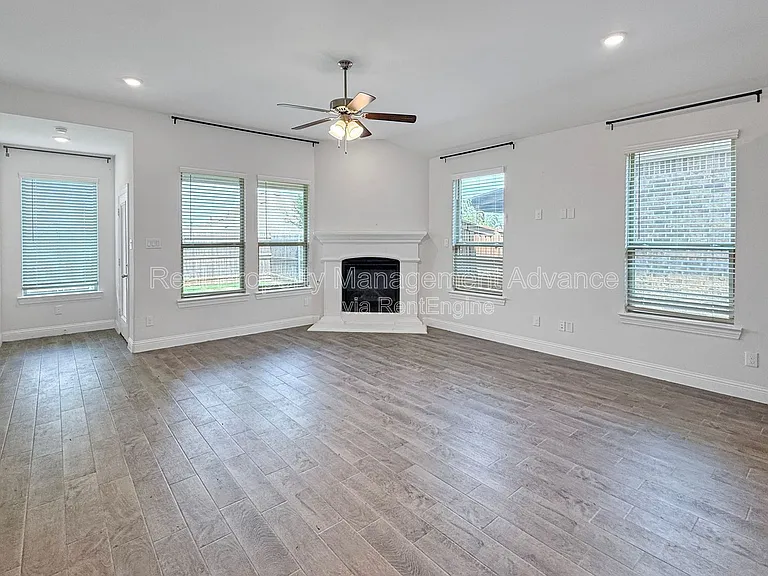 2912 Log Cabin Dr — Photo 4