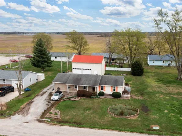 606 Field Ave, Flora, IL 62839