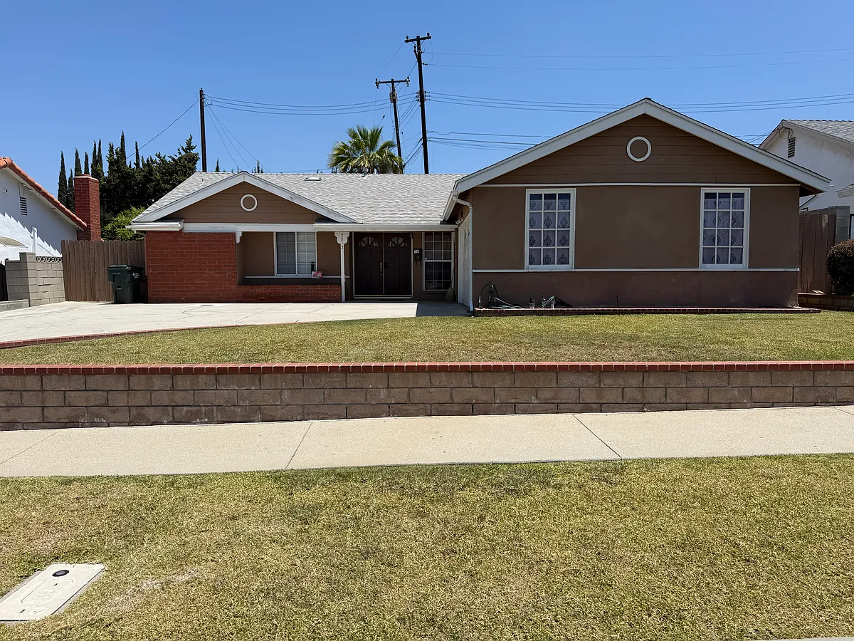 Building Photo - 2212 Lerona Ave