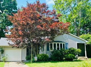 52 Embassy Rd, Springfield, MA 01119