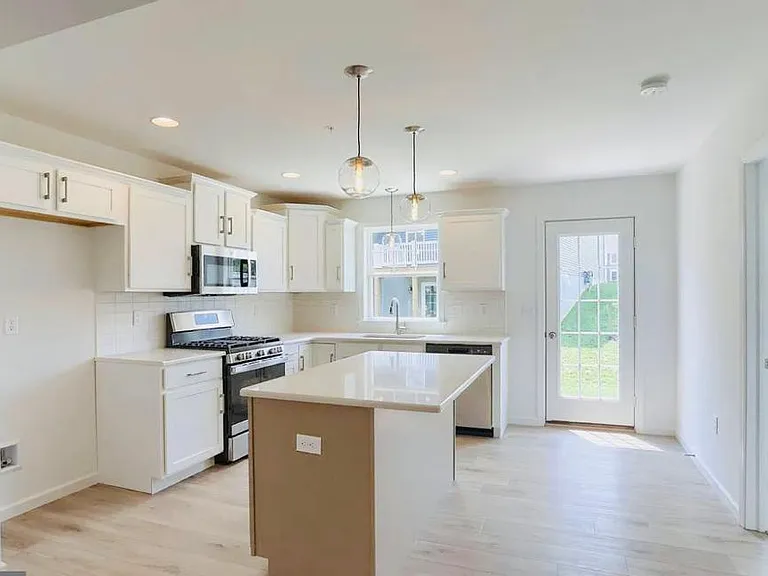 232 Highland Ct — Photo 16