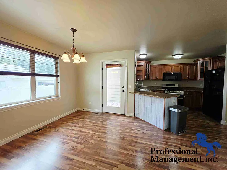 1617 8th St W — Photo 5