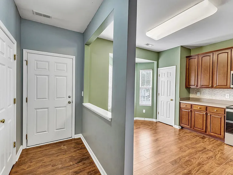 2720 Gross Ave — Photo 3