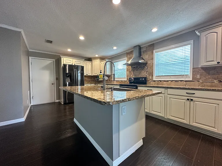 2724 Lexington Dr — Photo 3
