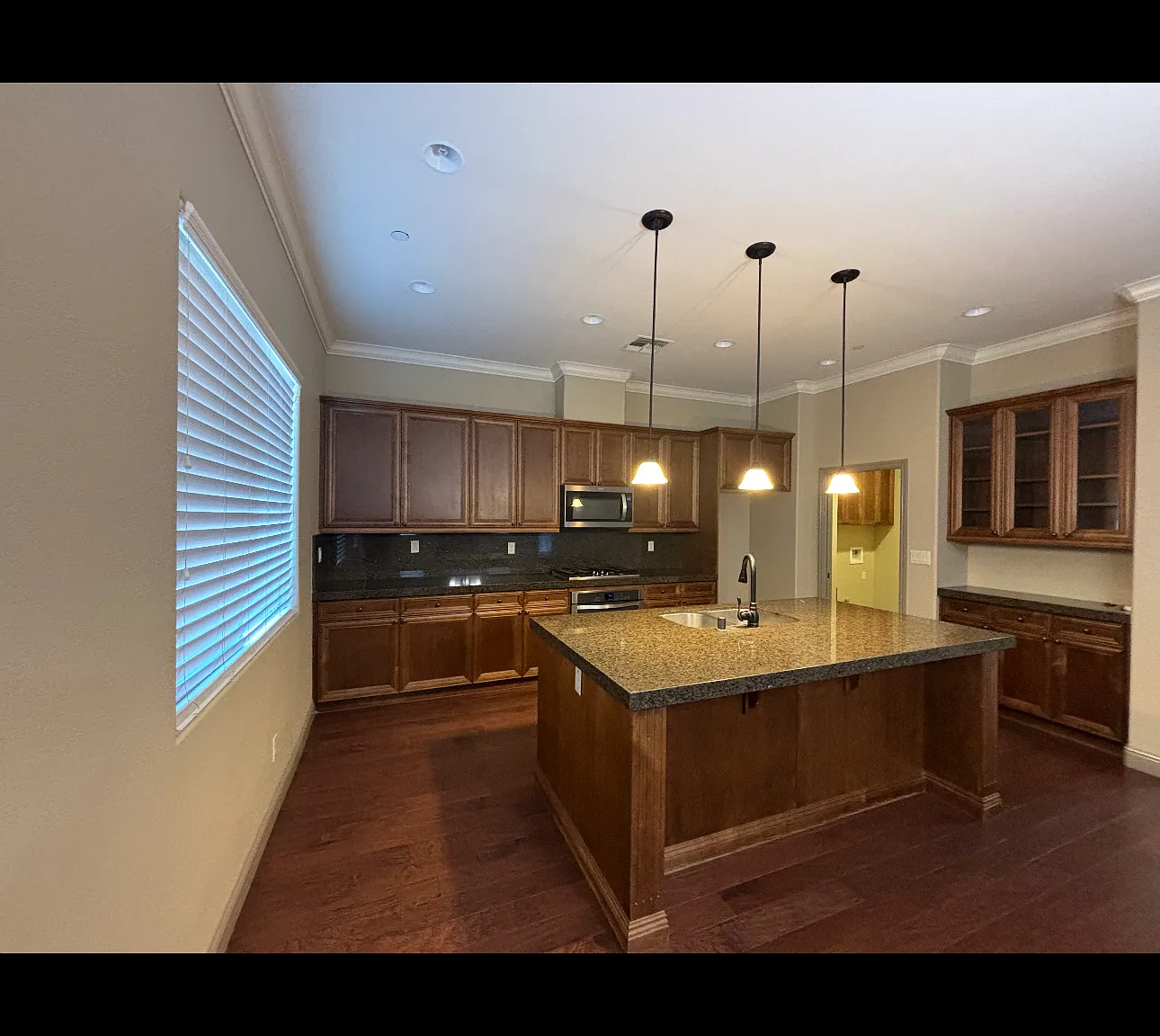 3 bed, 2105 sqft, $2,800 — Photo 4