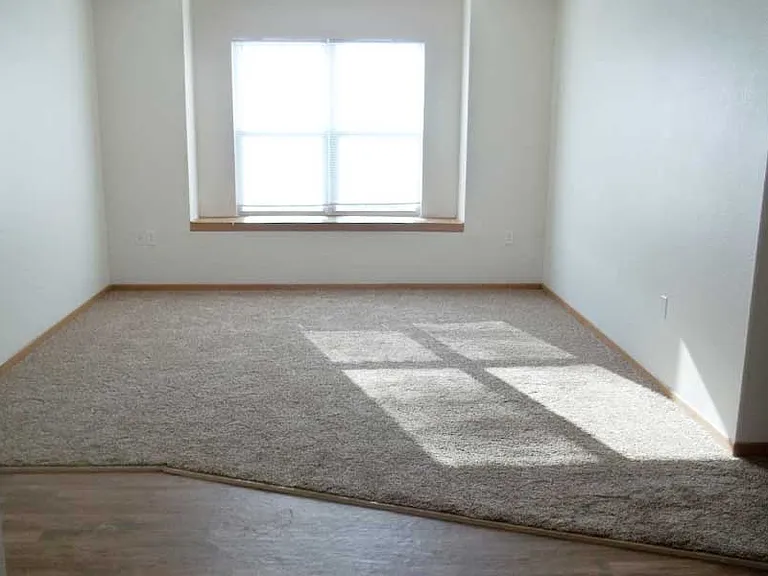 SUNDANCE NEWTON APARTMENTS — Photo 6