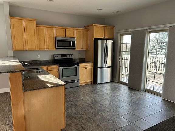 Kitchen-New Fridge and Dishwasher, lots of storage