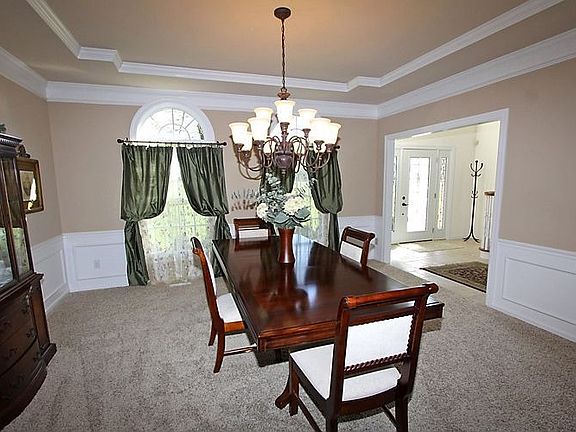 Formal Dining Room*Gorgeous Tray Ceiling & Molding