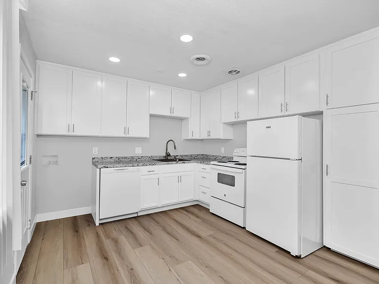 El Camino Duplexes — Photo 4