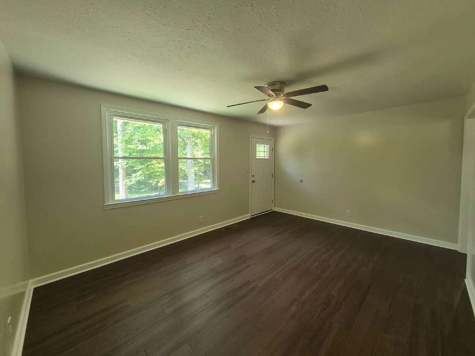 3 bed, 1.0 bath, 1050 sqft, $1,695 — Photo 3