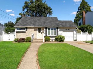 39 34th St, Copiague, NY 11726