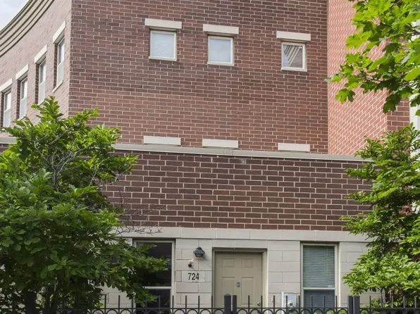 724 W Evergreen Ave #A, Chicago, IL 60610