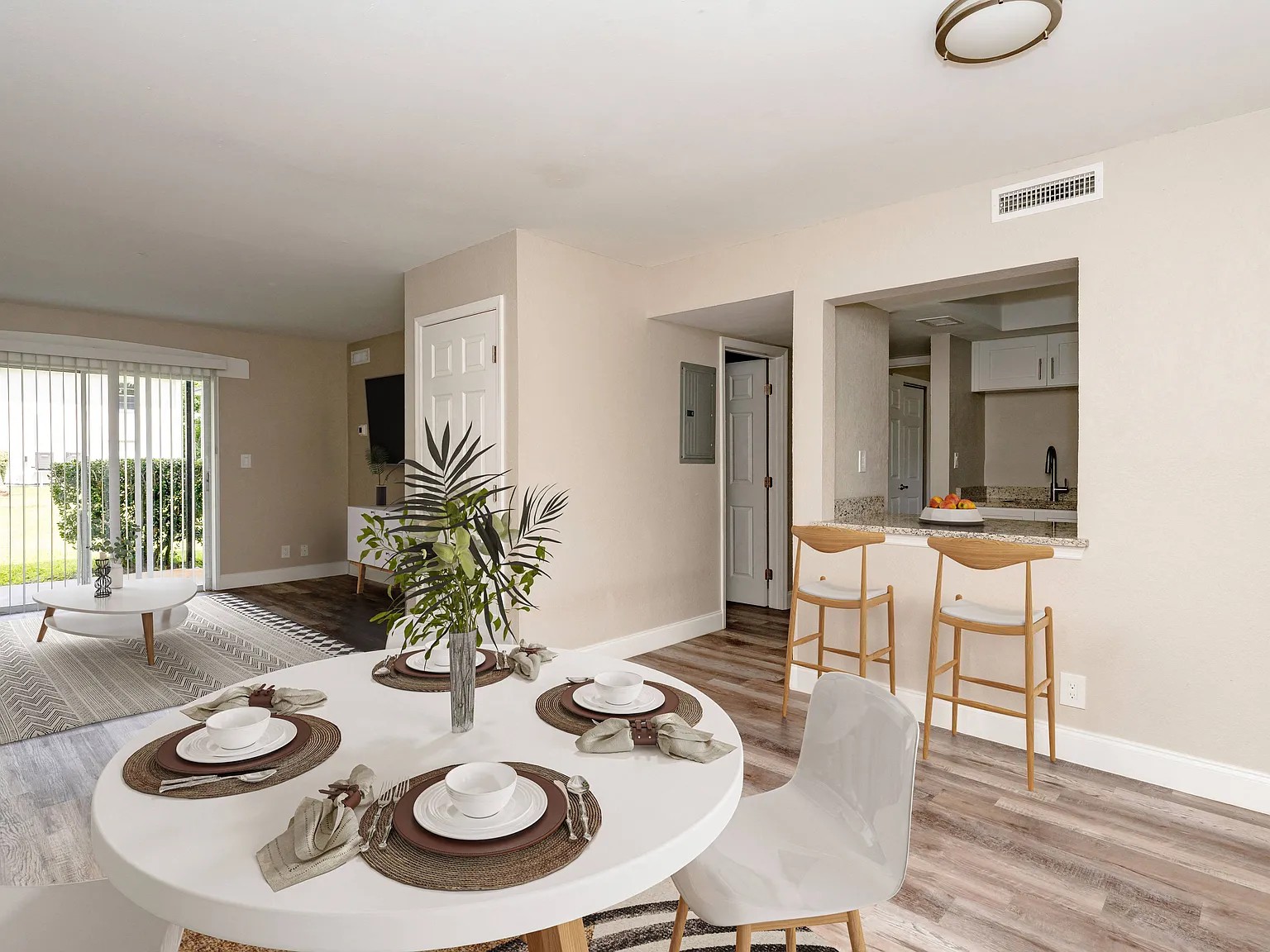 Palm Cove Apartments — Photo 1