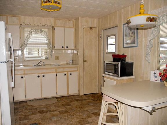 5th image of 223 Meadowlark Dr