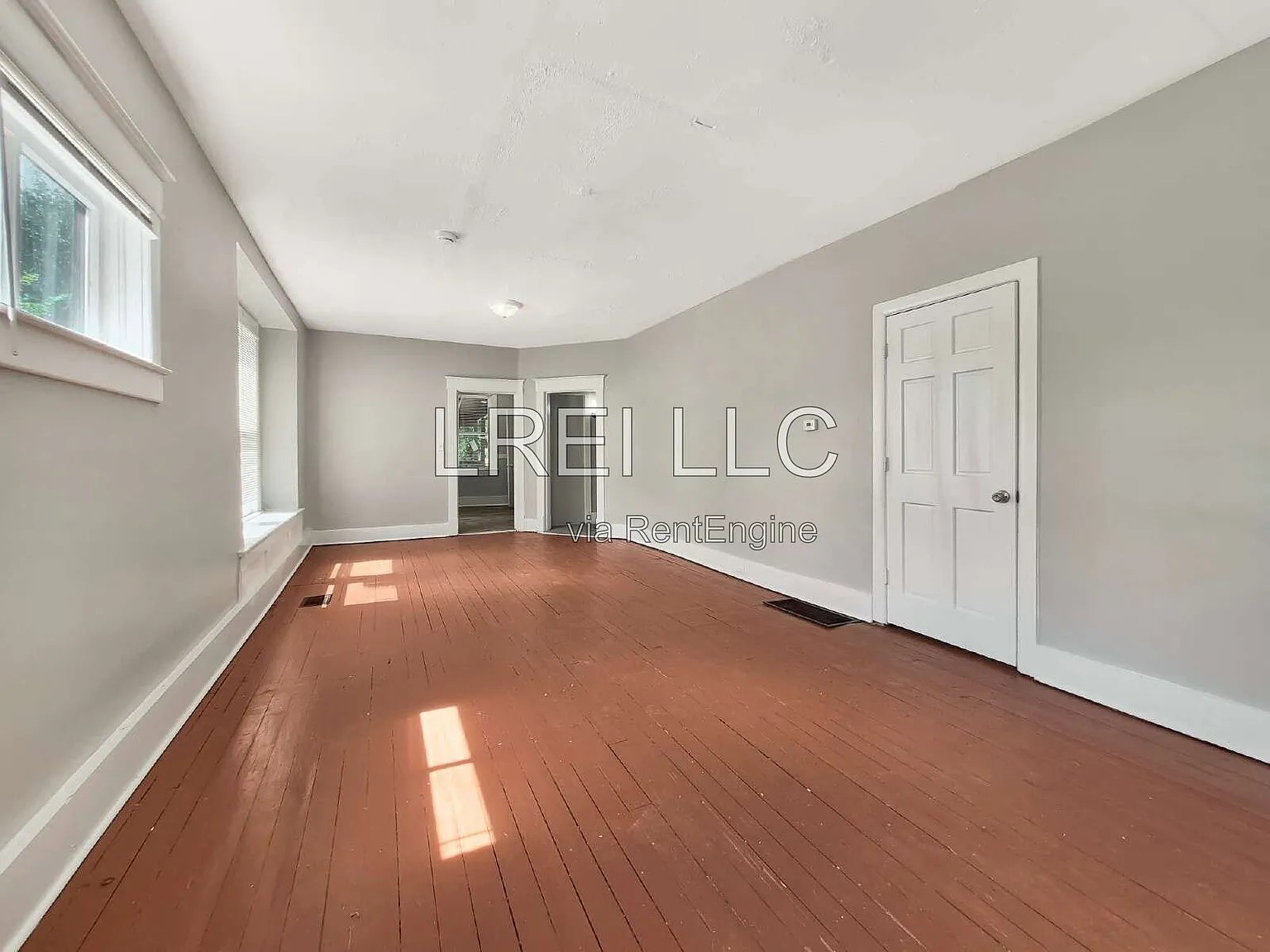 3 bed, 1.0 bath, 988 sqft, $1,250 — Photo 2