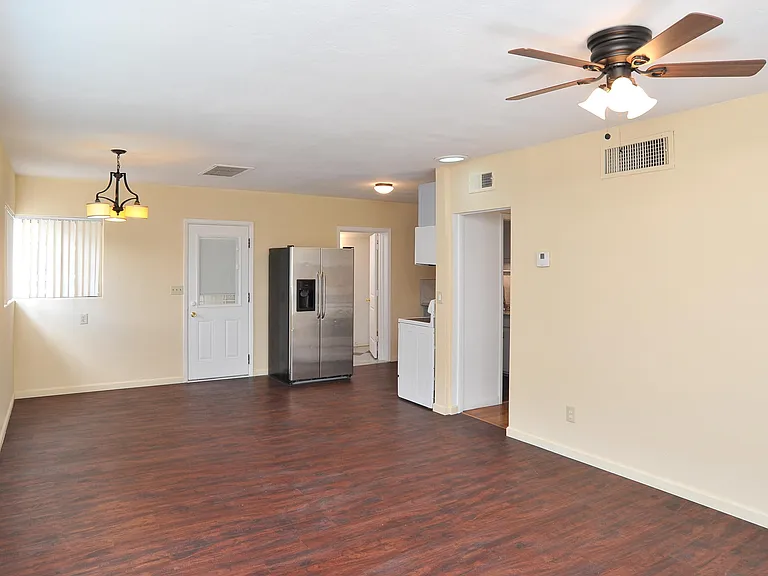 1034 E Linden St — Photo 2