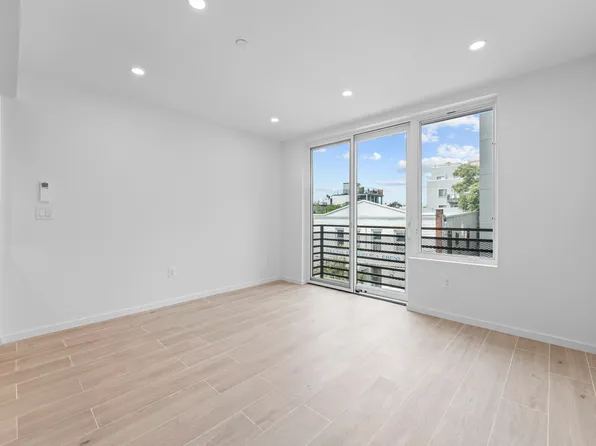 366 Harman Street image 5 of 18