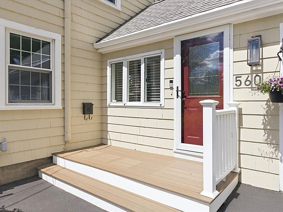 5th image of 560 Common St