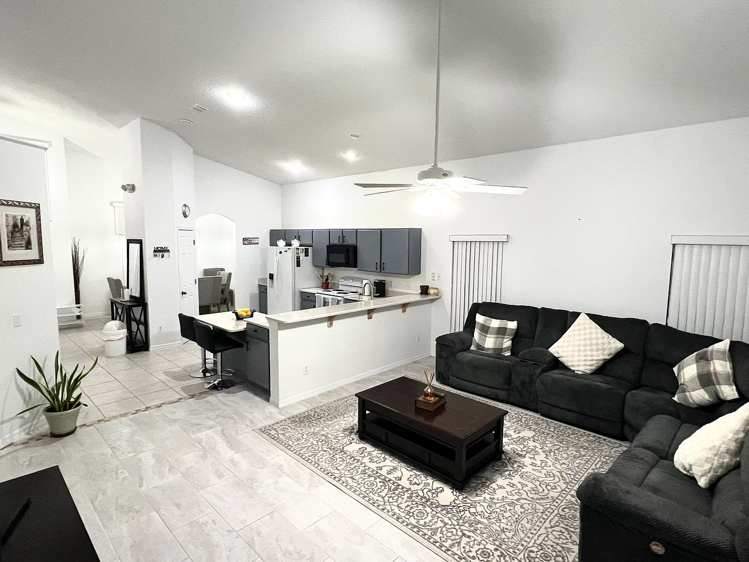5 bed, 2376 sqft, $2,850 — Photo 3