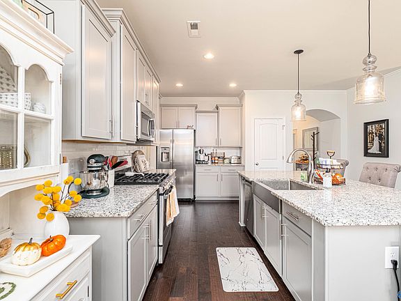 2nd image of 305 Jubilee Cir SE