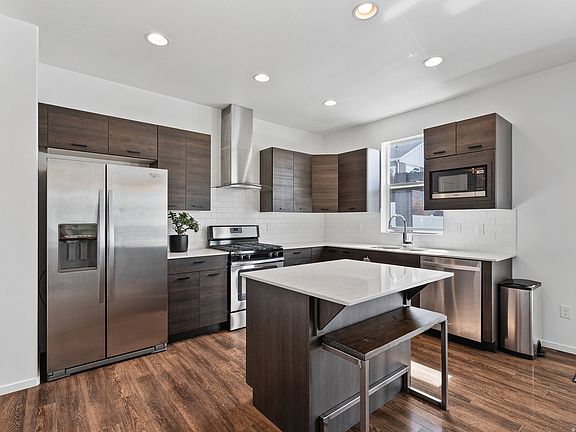 4th image of 1578 E Maple Way