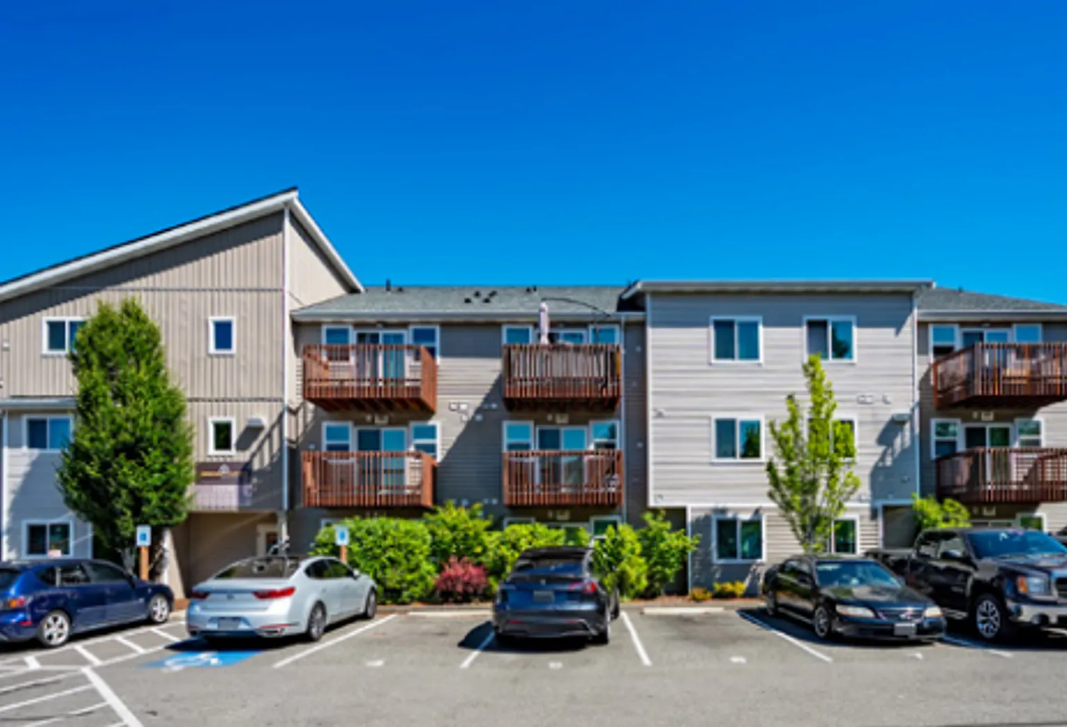 Ambaum Place II | Modern Studio and 1 Bedroom Layouts w/ In-Unit Laundry — Photo 1