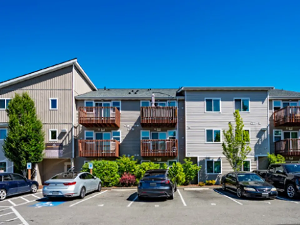 Ambaum Place II | Modern Studio and 1 Bedroom Layouts w/ In-Unit Laundry