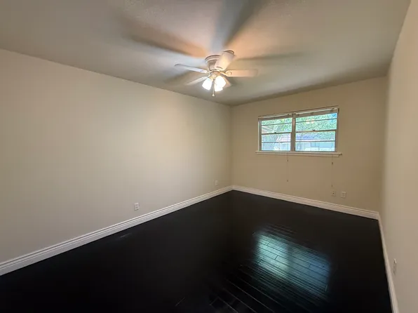 1135 Park Center St, Benbrook, TX 76126