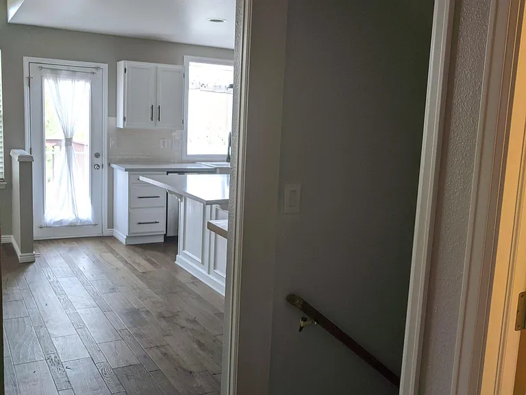 entryway into family room and kitchen