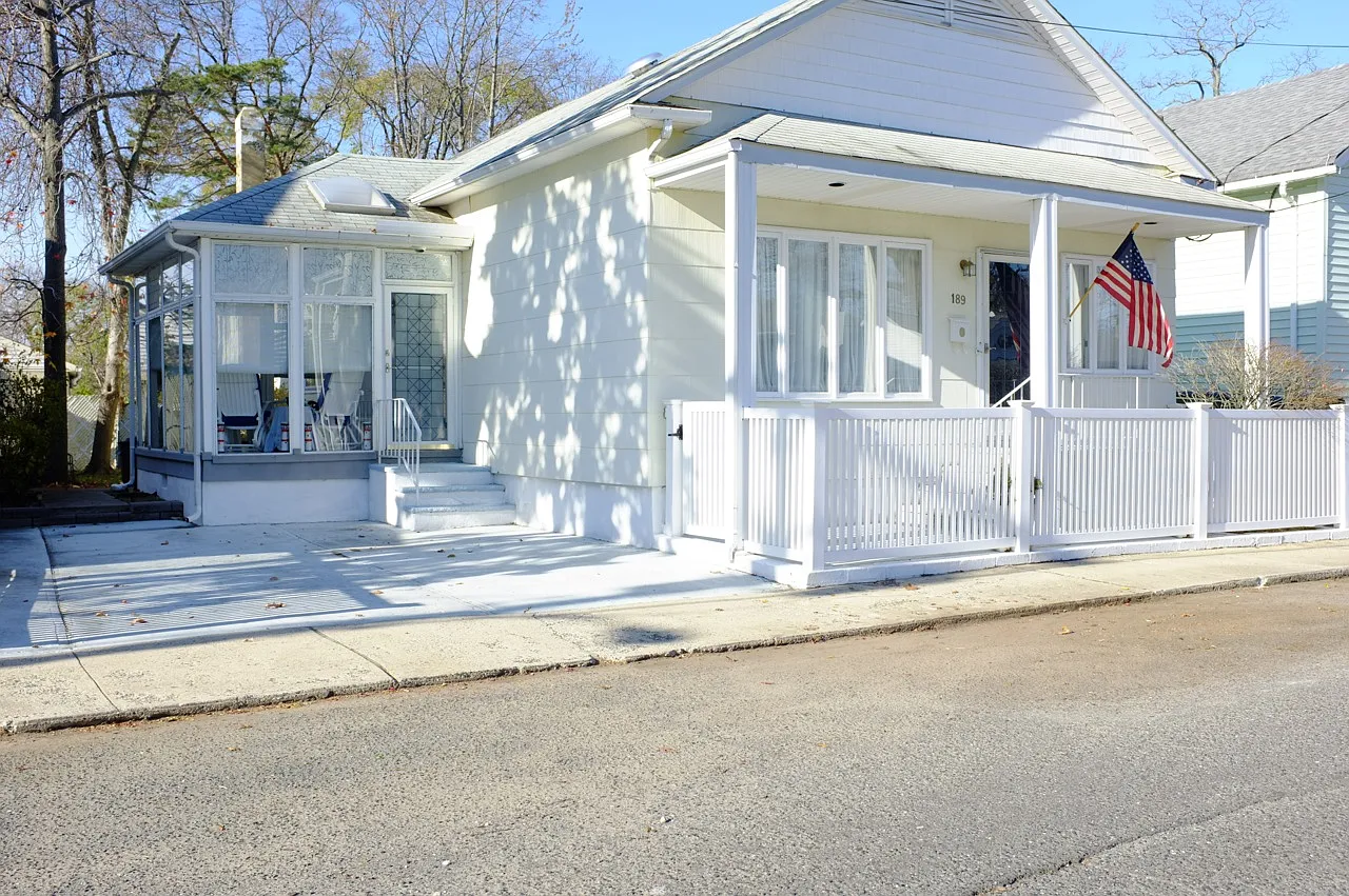 189 Myrtle Ave photo 1