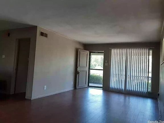 3rd image of 5201 N Woodland Dr