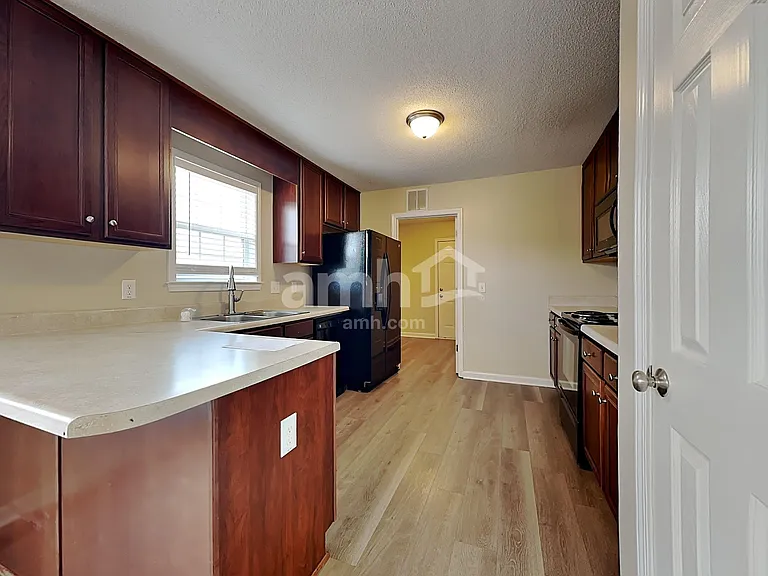 96 Imperial Dr — Photo 3