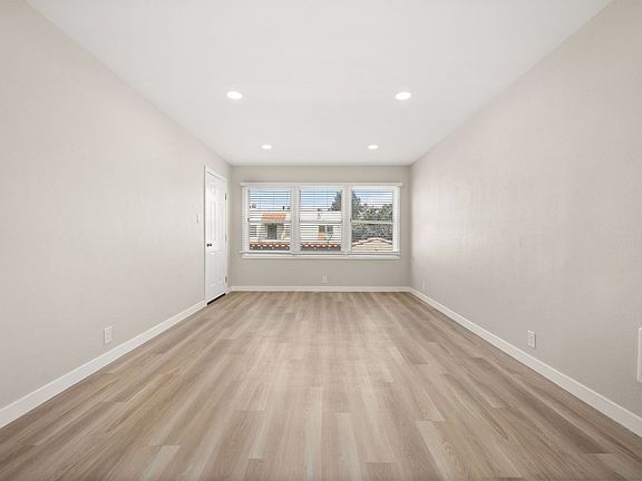4th image of 2464 Chestnut Ave #6