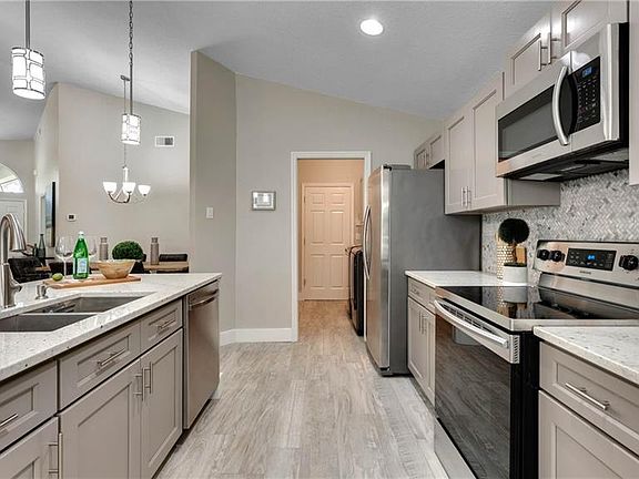 5th image of 540 Lakeworth Cir