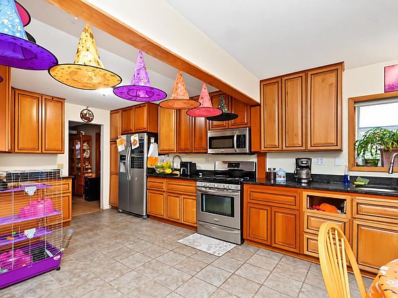 5th image of 825 Ash St
